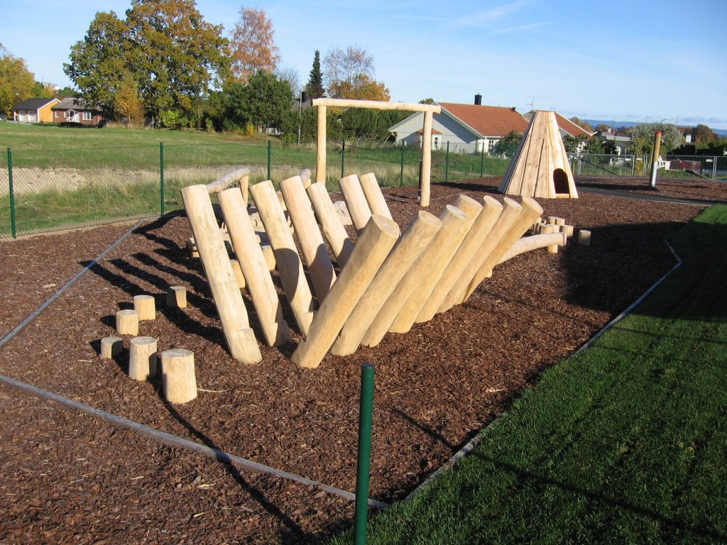 Fallskyddsbark 20-40. Förskola i Hjo.